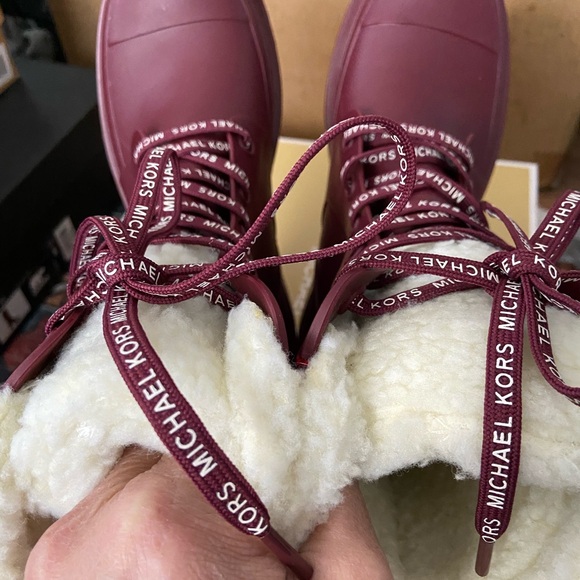 NEW: Michael Kors Women Montaigne Rainboot US Size 7 Dark Berry - Picture 4 of 5